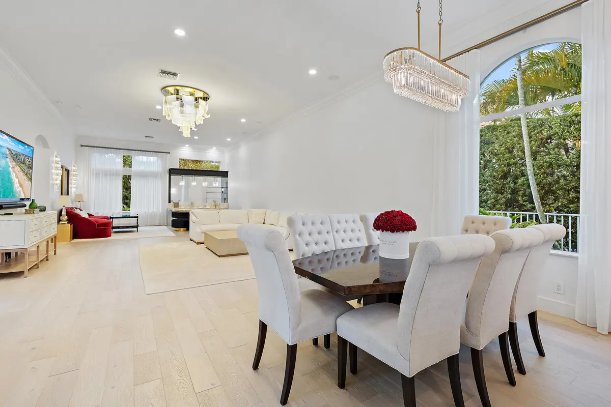Dining at 325 Eagle Drive, Jupiter