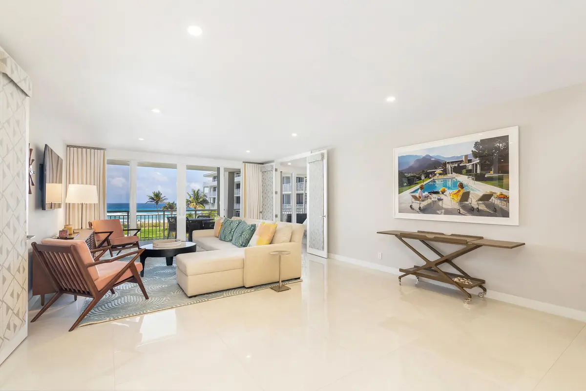 Great wall space for art at 2600 S Ocean Boulevard 302w, Palm Beach
