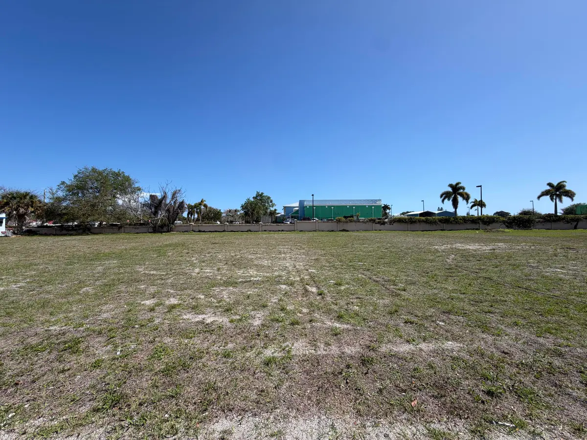 1 Acre ready to build at 705 SE Tarpon Avenue, Stuart