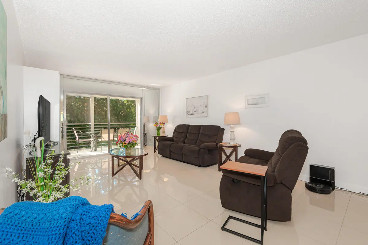 Living at 2102 Lucaya Bend J3, Coconut Creek