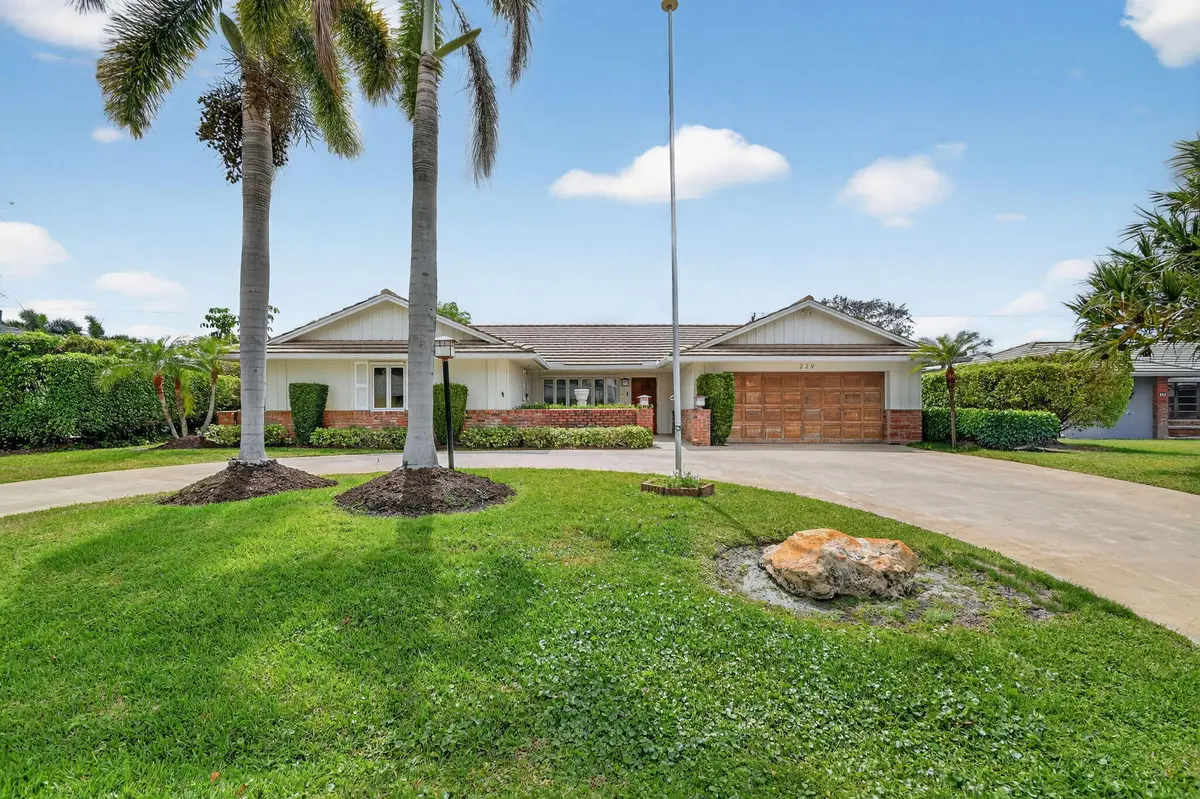 Front Yard and Entry Approach at 229 Walton Heath Drive, Atlantis