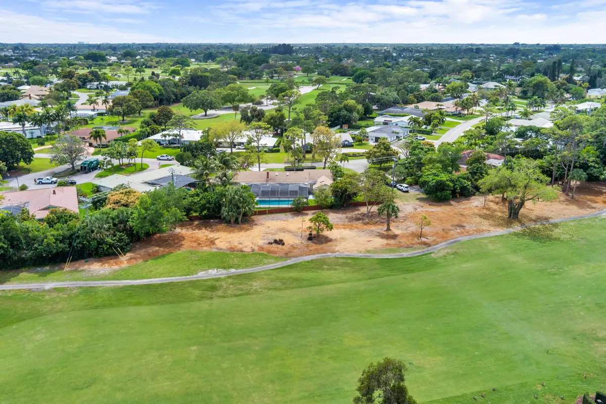 low-44 at 320 N Country Club Drive, Atlantis