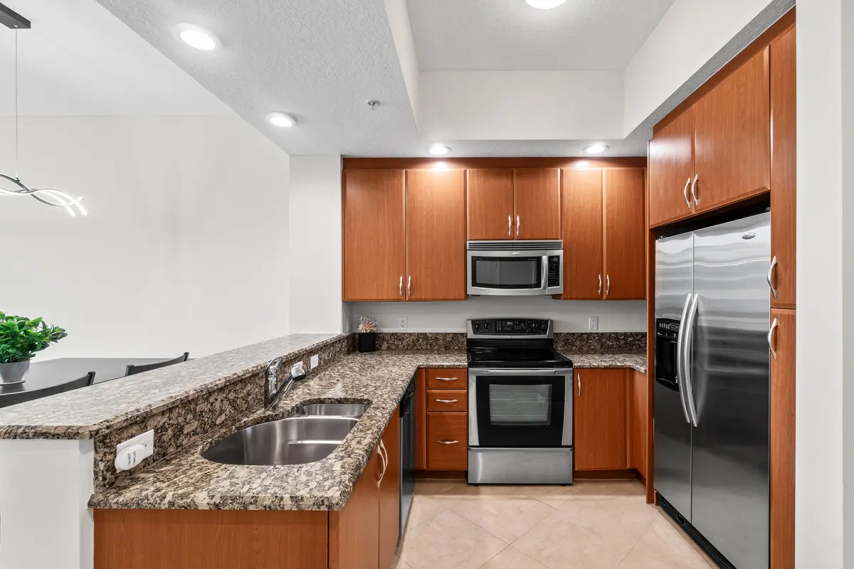 Ample Counters & Cabinetry at 701 S Olive Avenue 1209, West Palm Beach