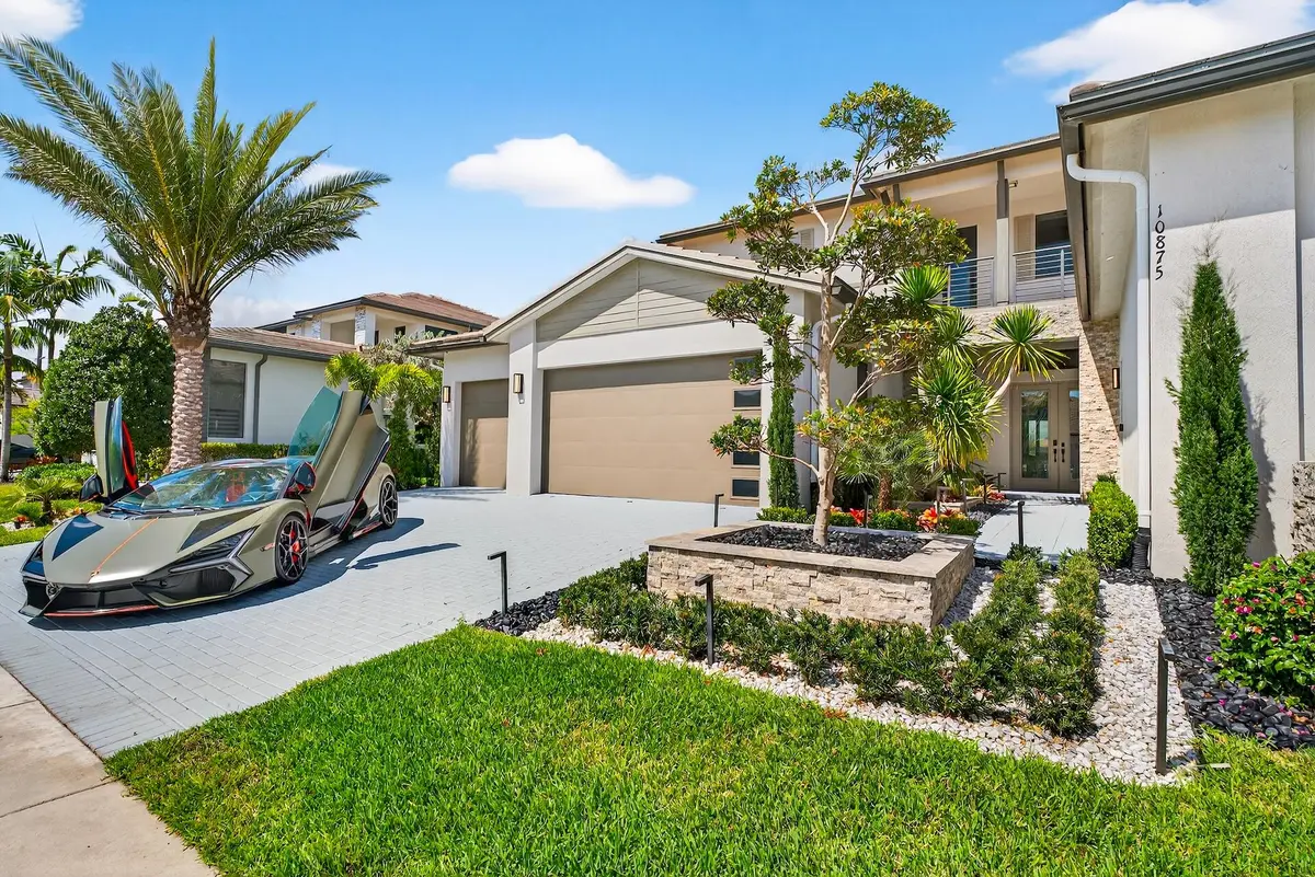 Custom Landscaping at 10875 Estuary Drive, Parkland