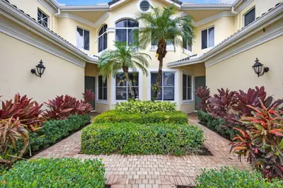 113 Palm Point Circle A, Palm Beach Gardens – sold