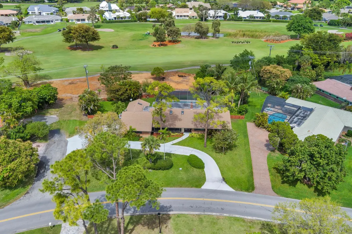 low-35 at 320 N Country Club Drive, Atlantis