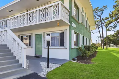 2004 Lake Osborne Drive 1, Lake Worth Beach – sold