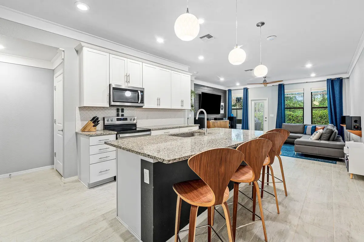 Dining island at 2345 Byron Street, Palm Springs