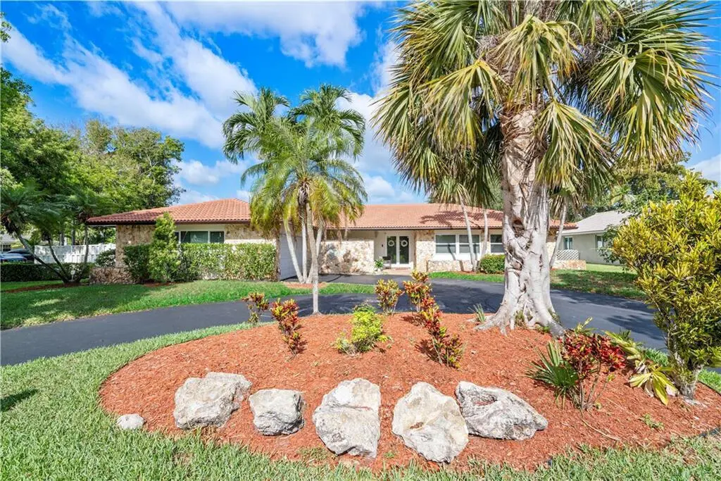 Exterior w/ driveway & front lawn at 208 NW 91st Avenue, Coral Springs