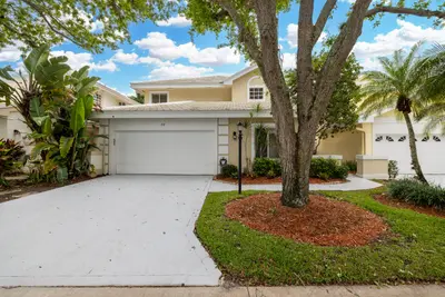 218 W Canterbury Dr W, Palm Beach Gardens – sold