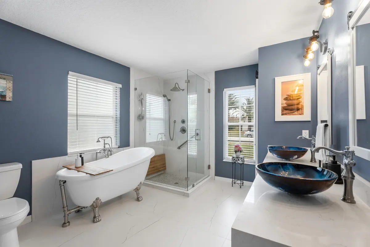 Ensuite bathroom at 5593 NW Wesley Road, Port St. Lucie
