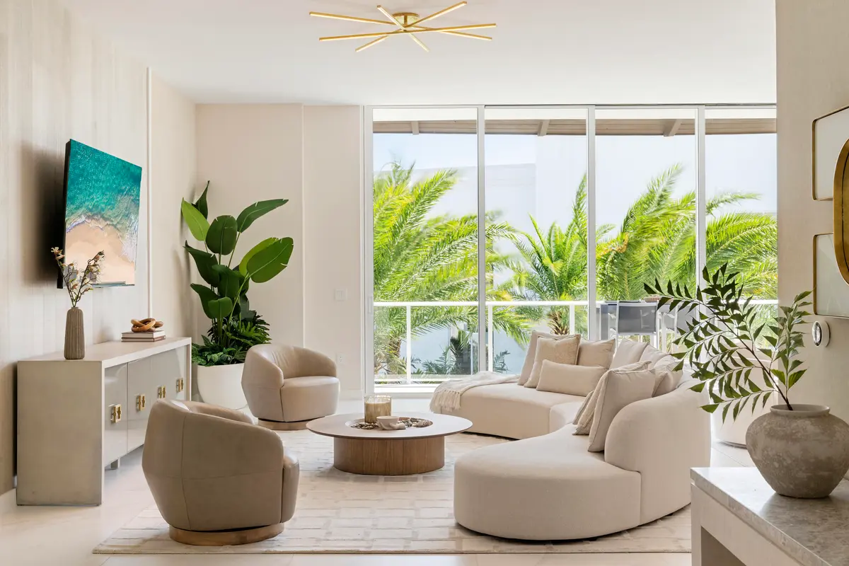 Living at 220 SE Mizner Boulevard Ph907, Boca Raton