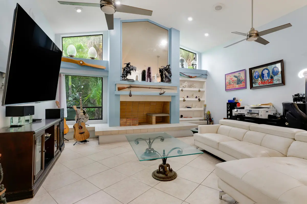 Volume Ceilings at 13362 La Mirada Circle, Wellington