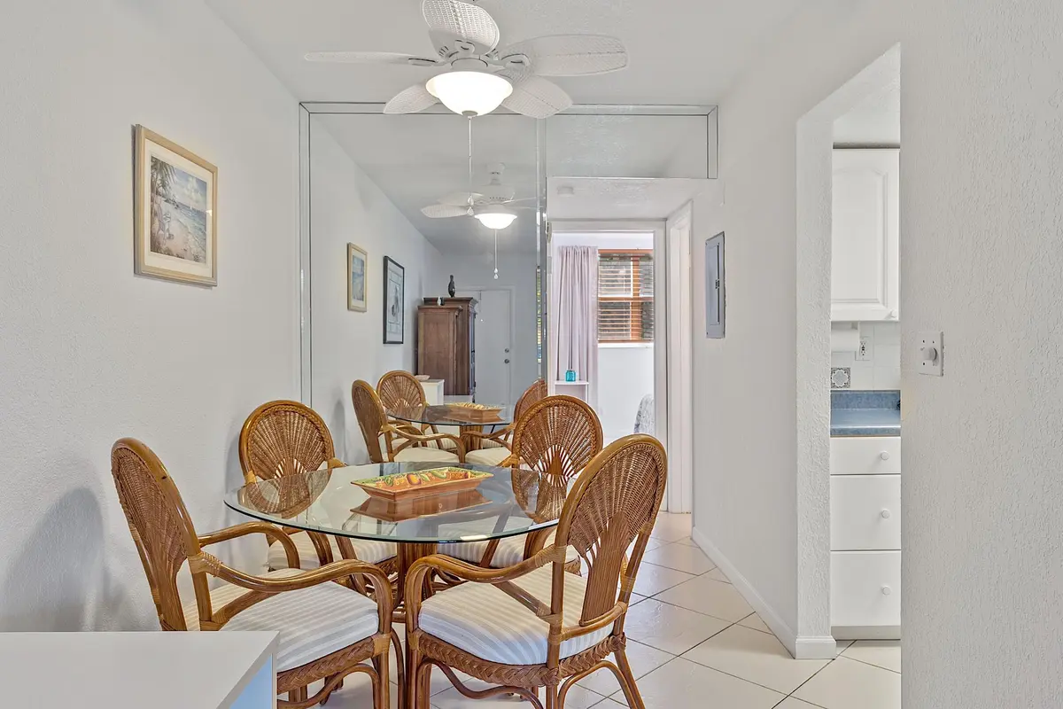Dining at 2565 S Ocean Boulevard 208, Palm Beach