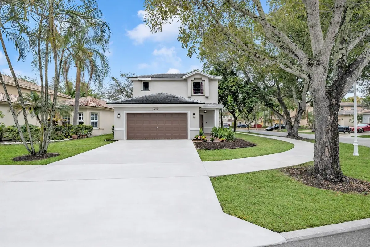 Second Photo corner view at 4907 Pelican Manor, Coconut Creek