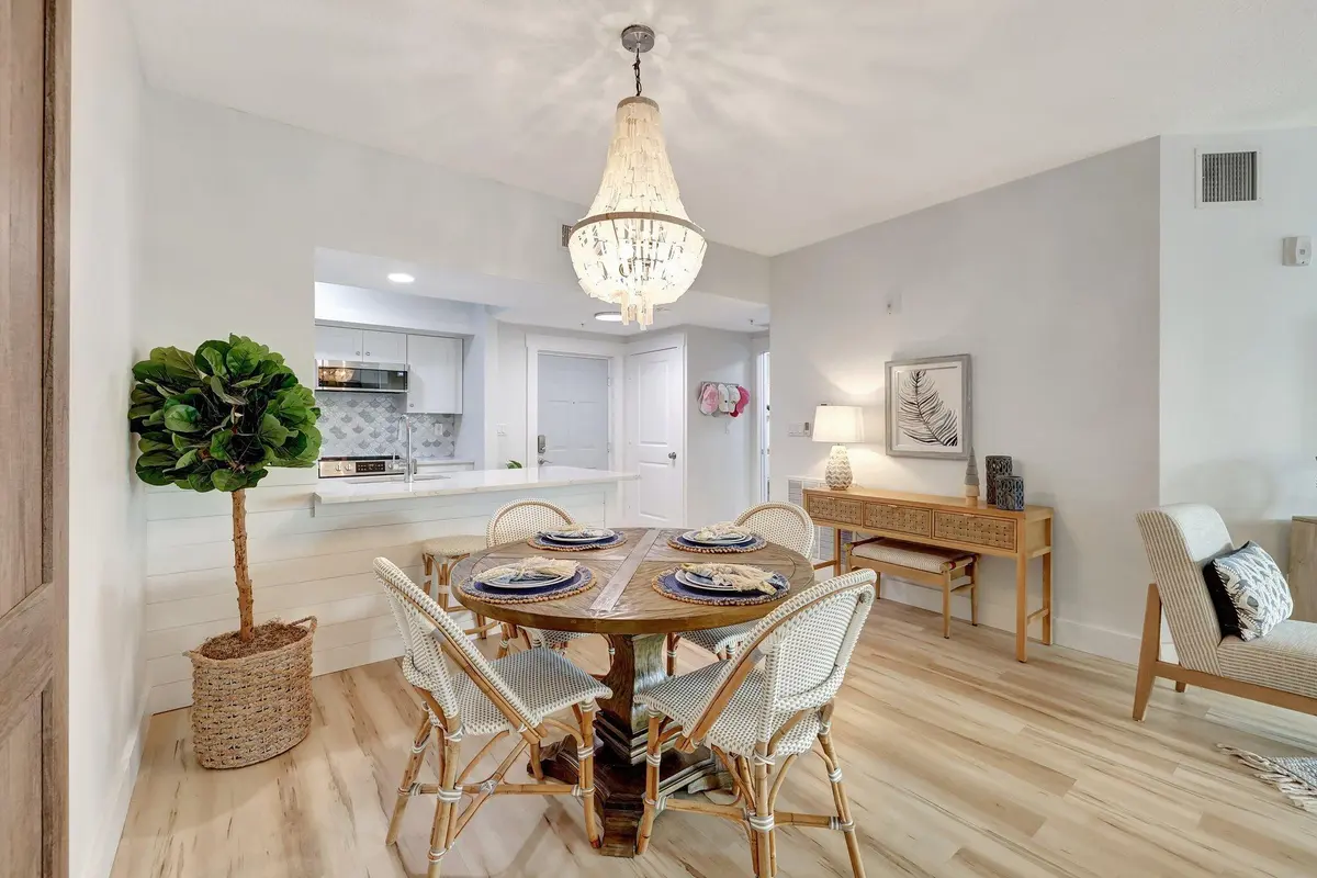 Dining at 875 NW Flagler Avenue 404, Stuart