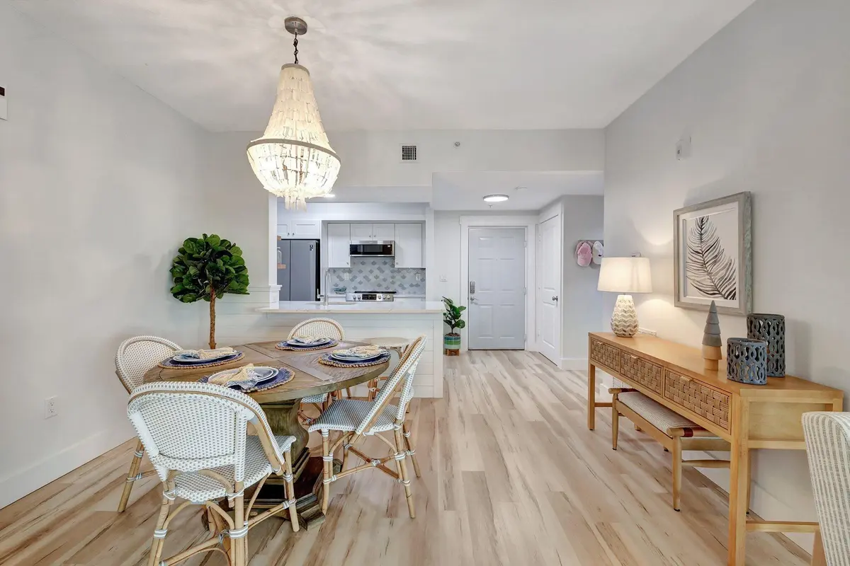 Dining at 875 NW Flagler Avenue 404, Stuart