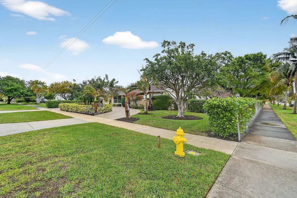 8075thSt Right Yard at 807 5th Street, Lake Park