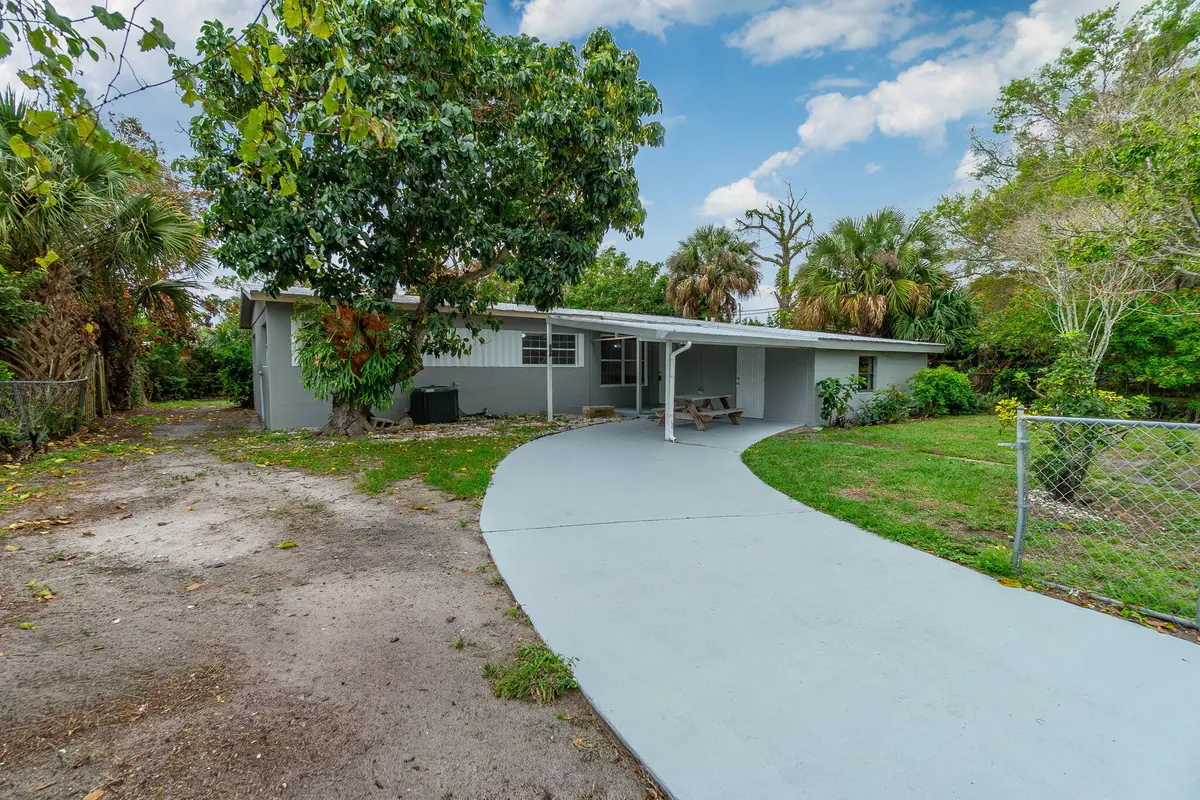 Exterior Front at 904 SE 16th Street, Stuart