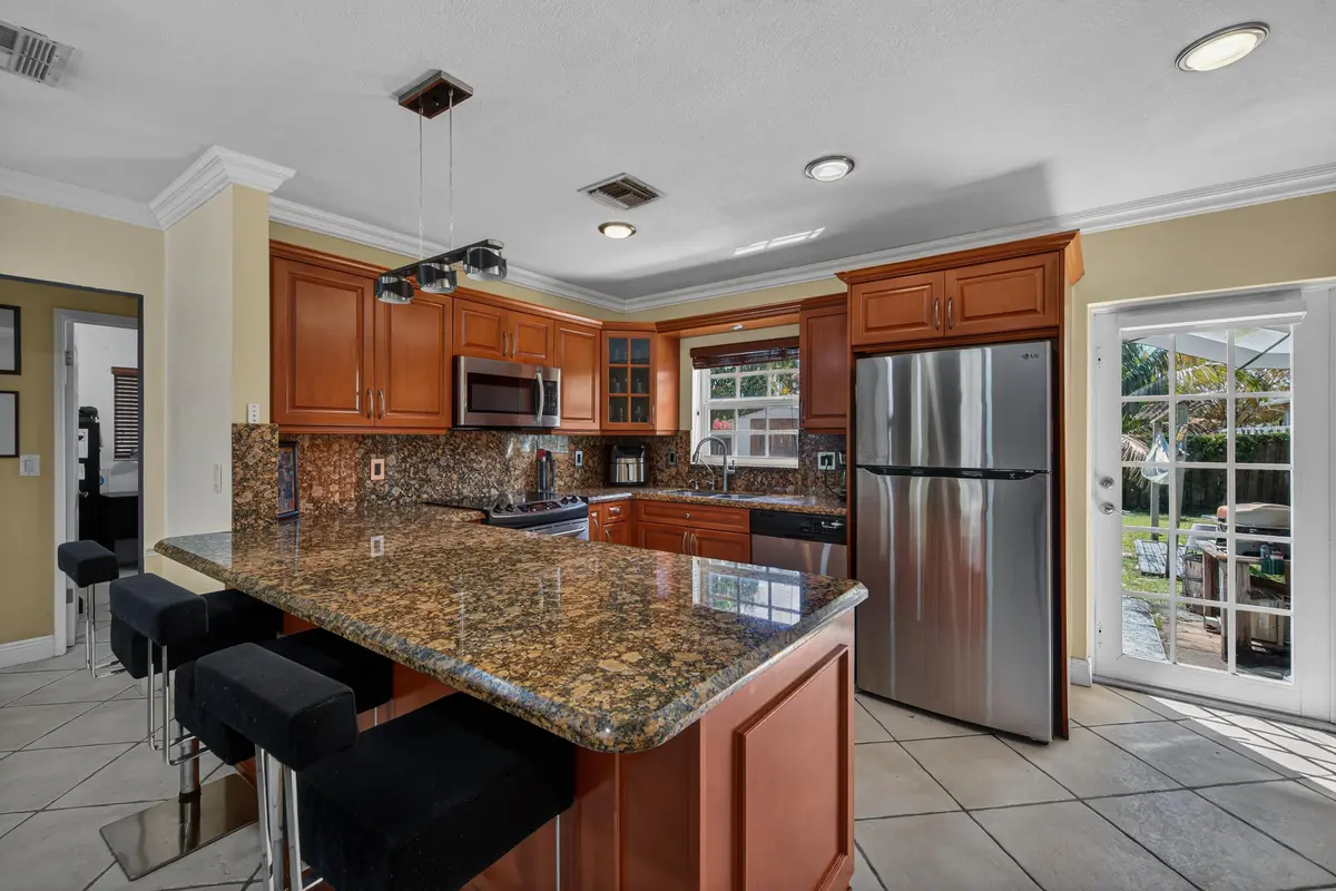 kussack-18 (1) at 270 NE 42nd Street, Oakland Park
