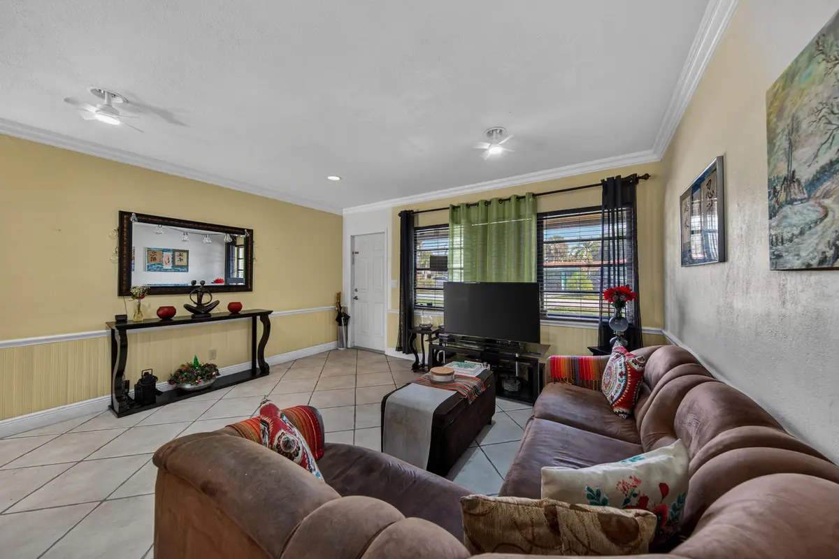 kussack-14 (1) at 270 NE 42nd Street, Oakland Park