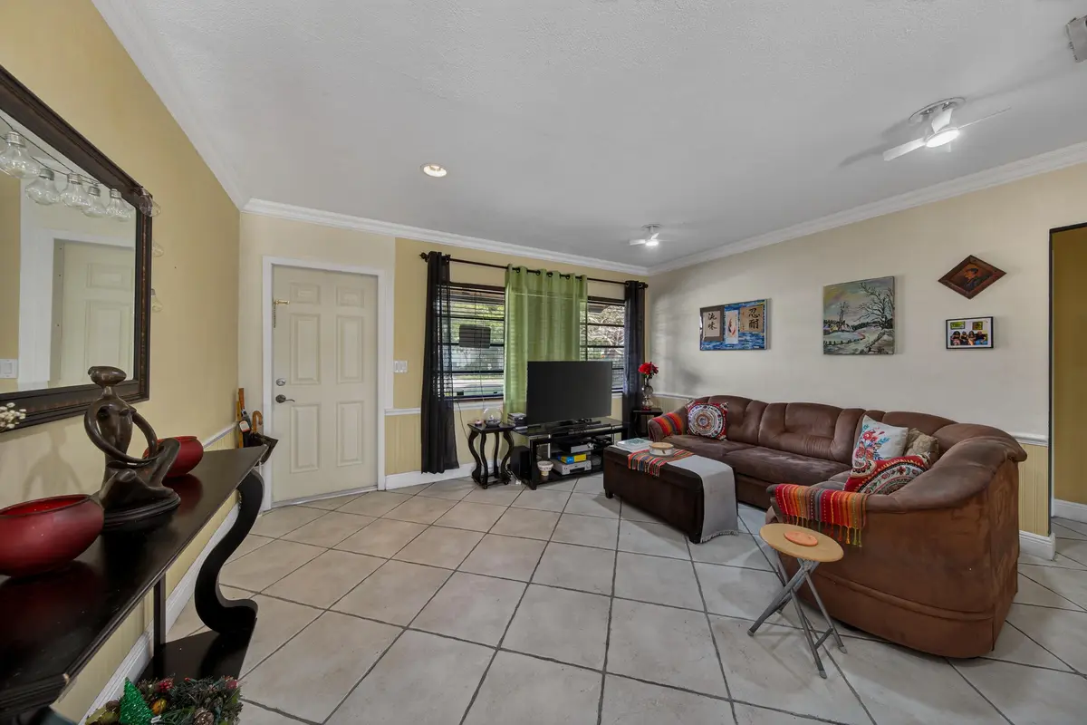 kussack-13 (1) at 270 NE 42nd Street, Oakland Park