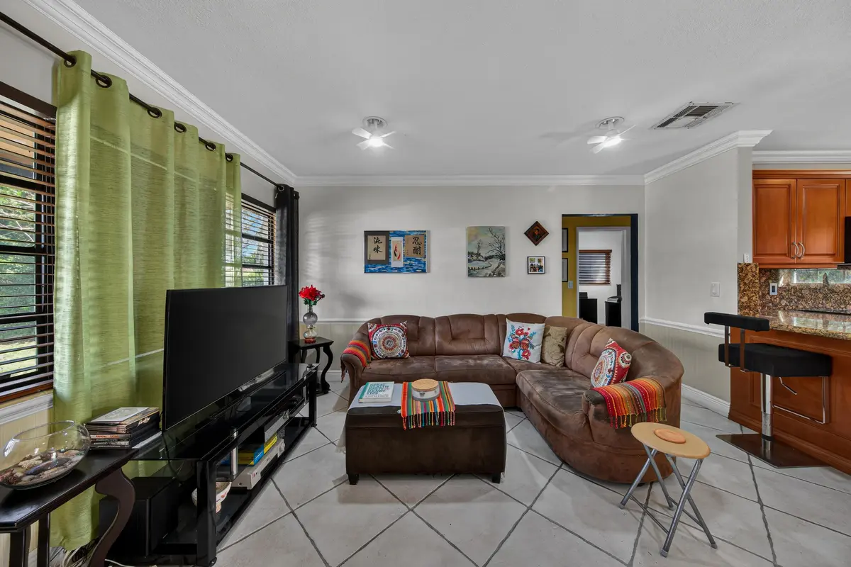 kussack-12 (1) at 270 NE 42nd Street, Oakland Park