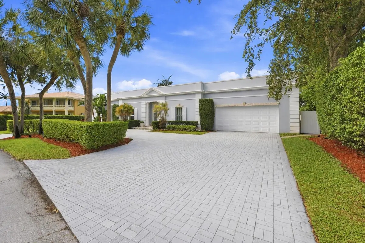 r2 at 9001 N Lake Dasha Drive, Plantation