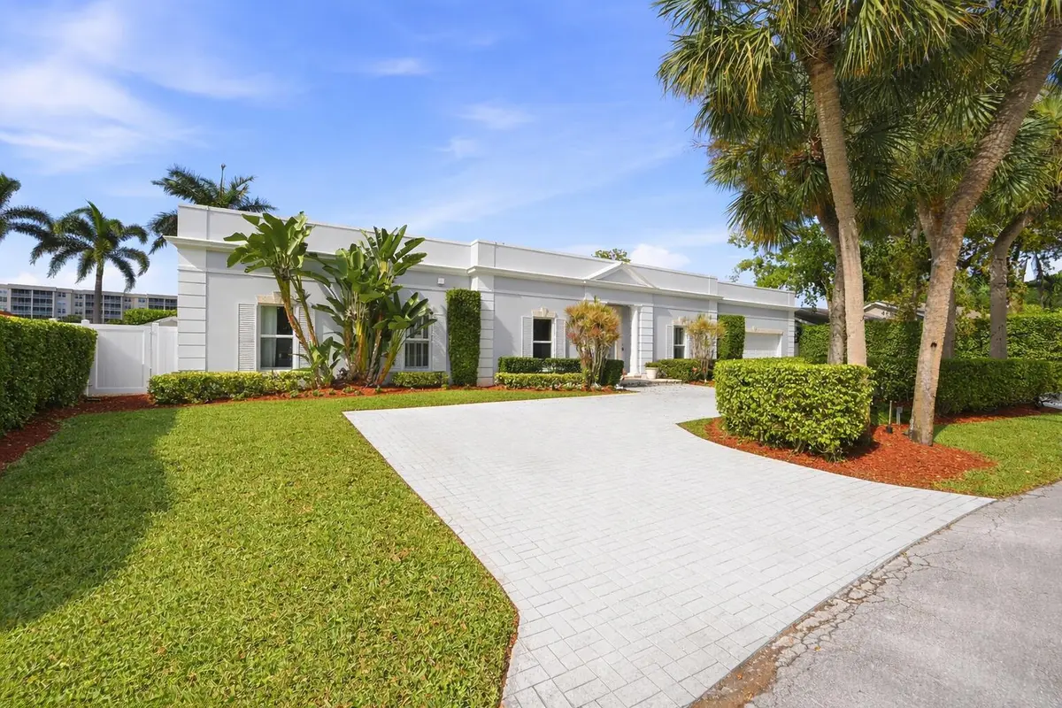 r3 at 9001 N Lake Dasha Drive, Plantation