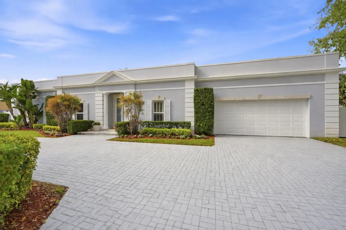 r1 at 9001 N Lake Dasha Drive, Plantation