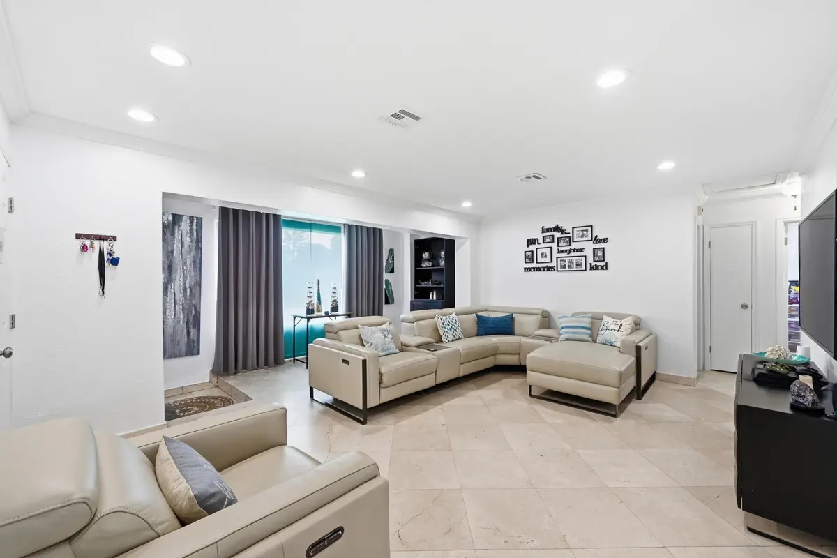 04_stl_7088 at 6271 Harding Street, Hollywood