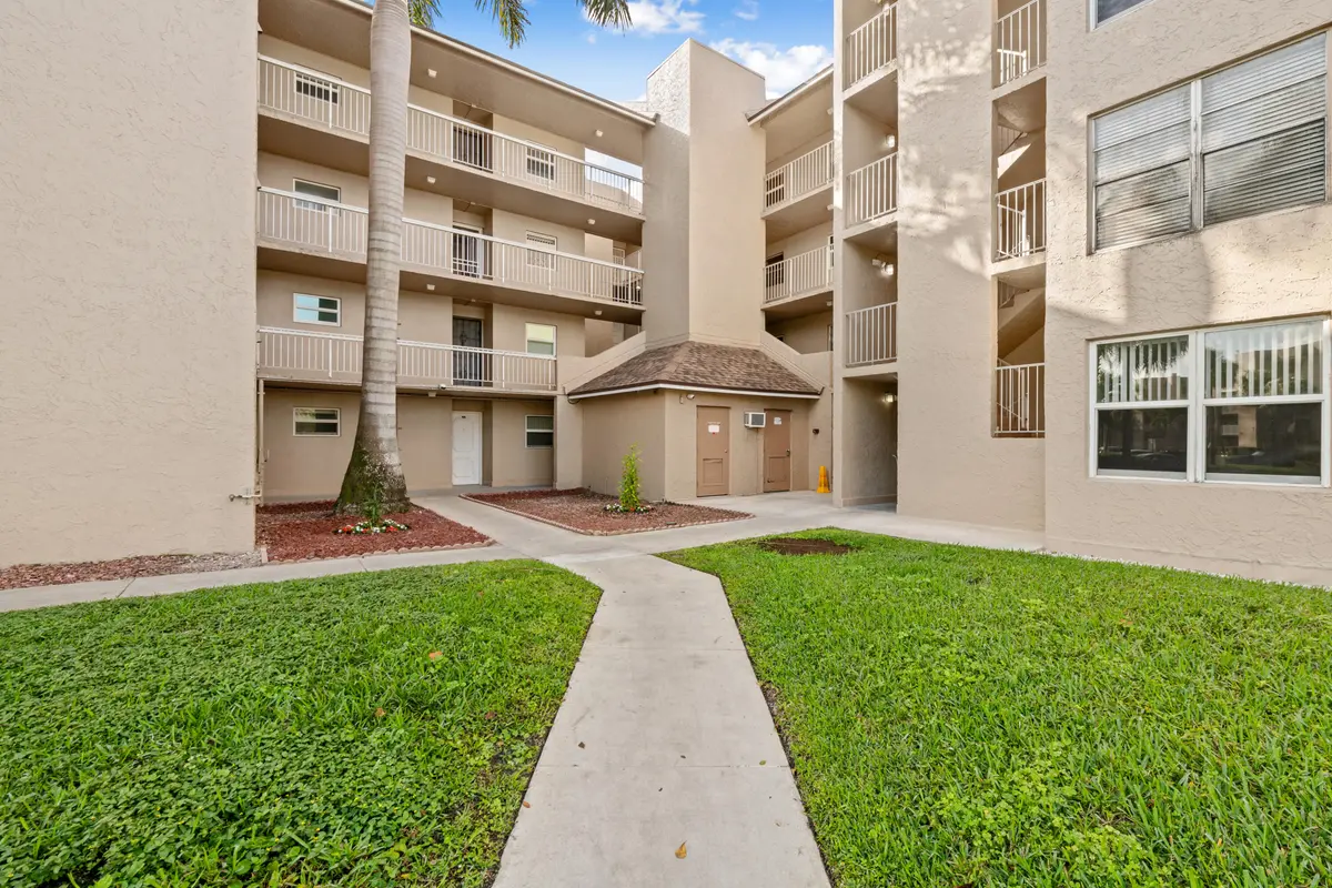 Front Of Building at 9480 Tangerine Place 102, Davie