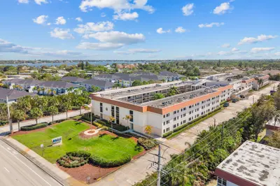 2750 SE Ocean Boulevard N101, Stuart – Apartment for rent