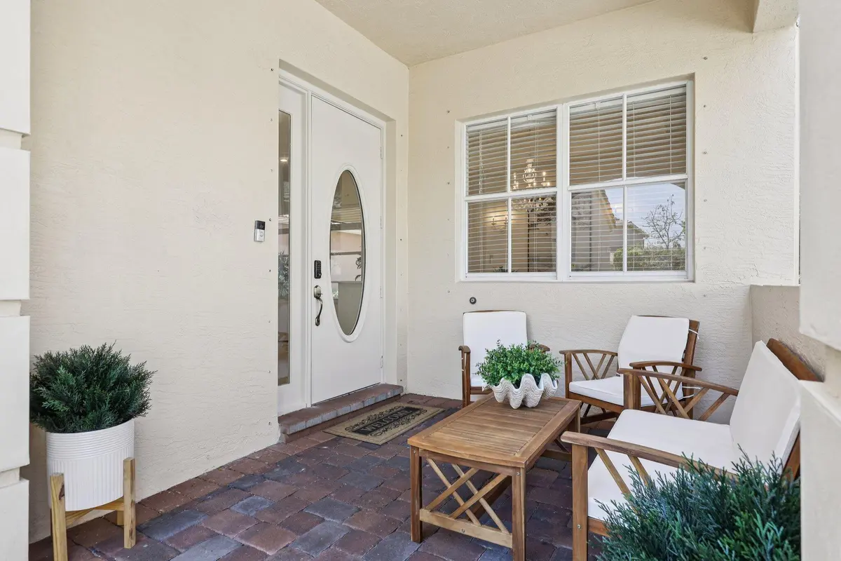 Outdoor Seating at 243 Isle Verde Way, Palm Beach Gardens