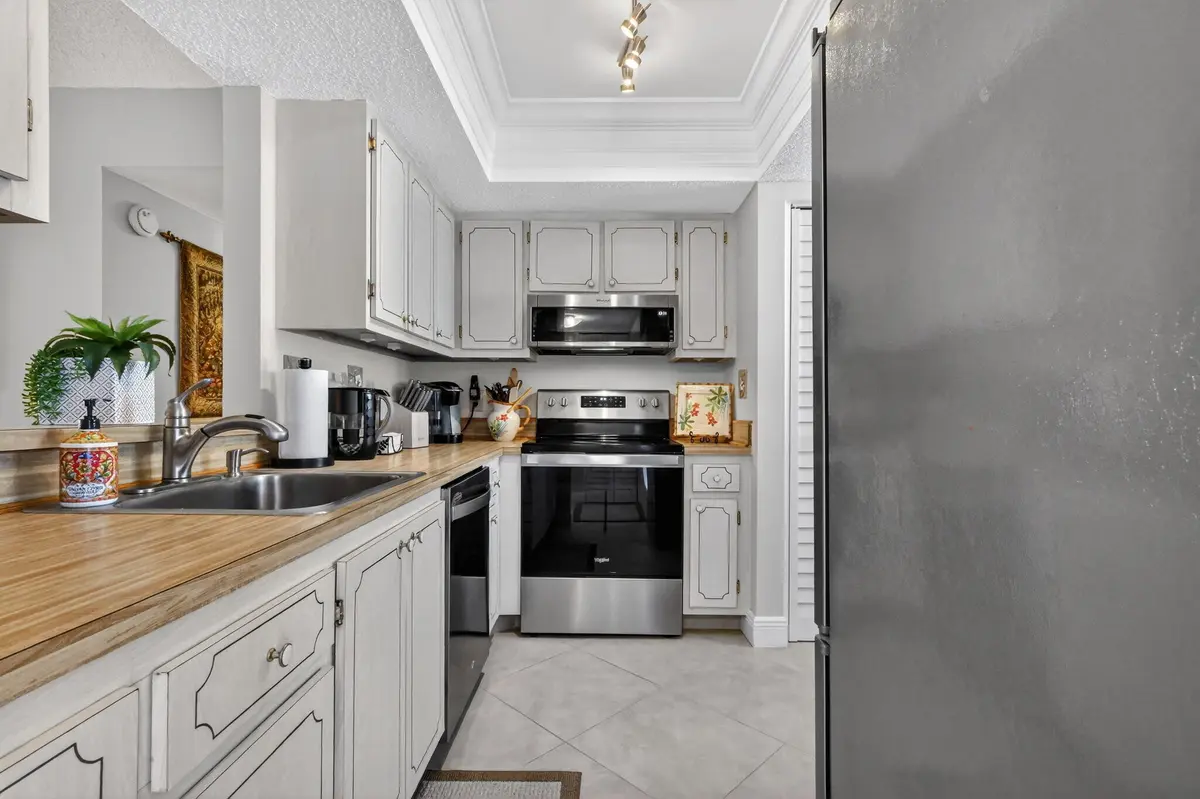Kitchen - 1 at 9 Willowbrook Lane 202, Delray Beach