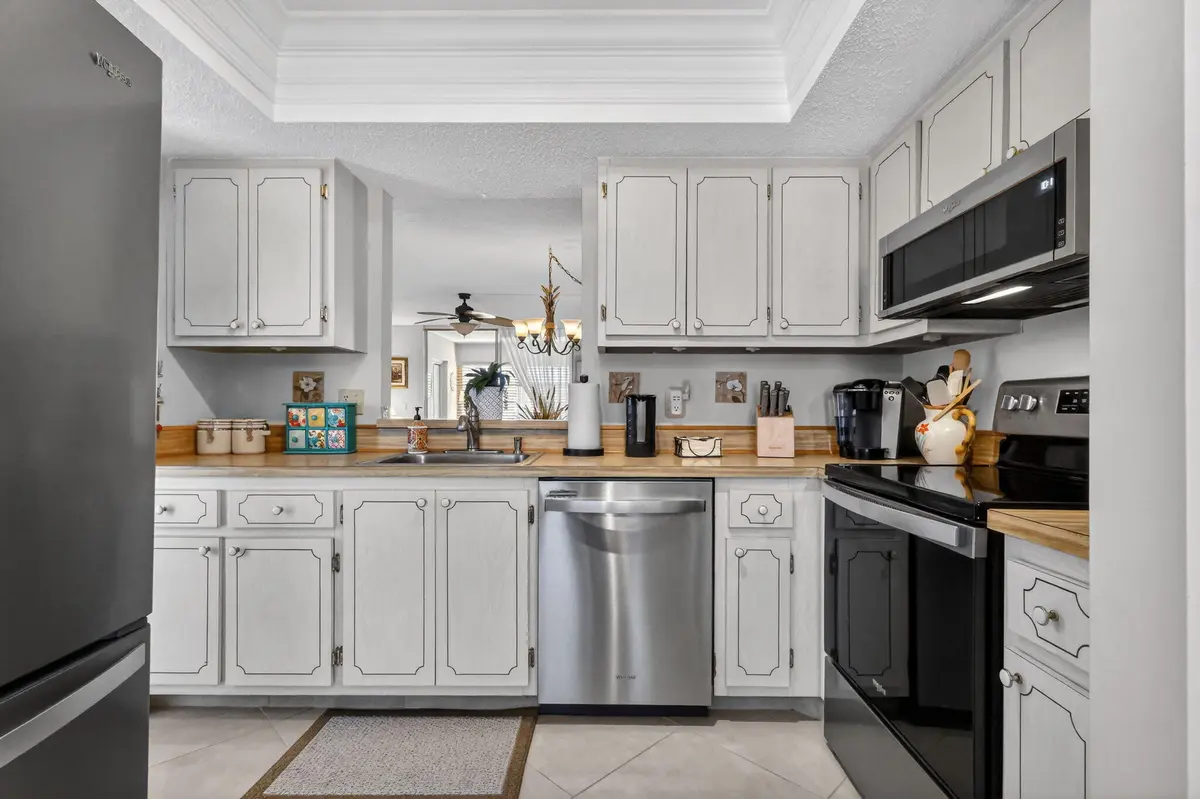 Kitchen - 2 at 9 Willowbrook Lane 202, Delray Beach