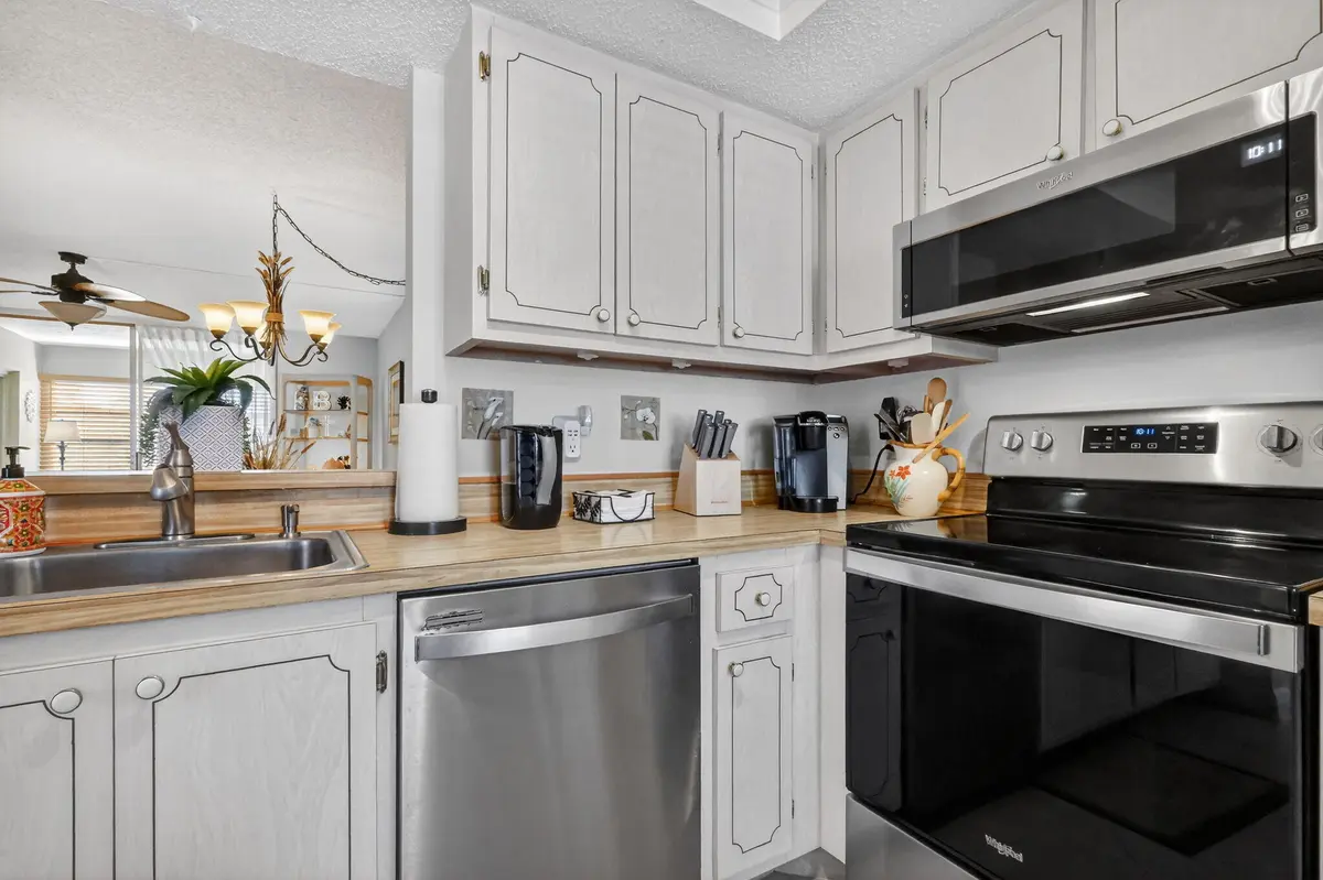 Kitchen - 3 at 9 Willowbrook Lane 202, Delray Beach