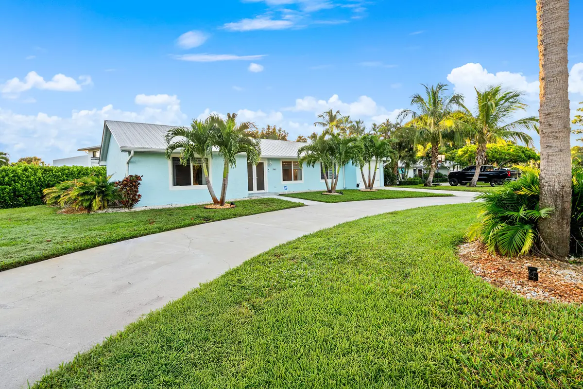 Circle Driveway at 9165 SE Yacht Club Circle, Hobe Sound