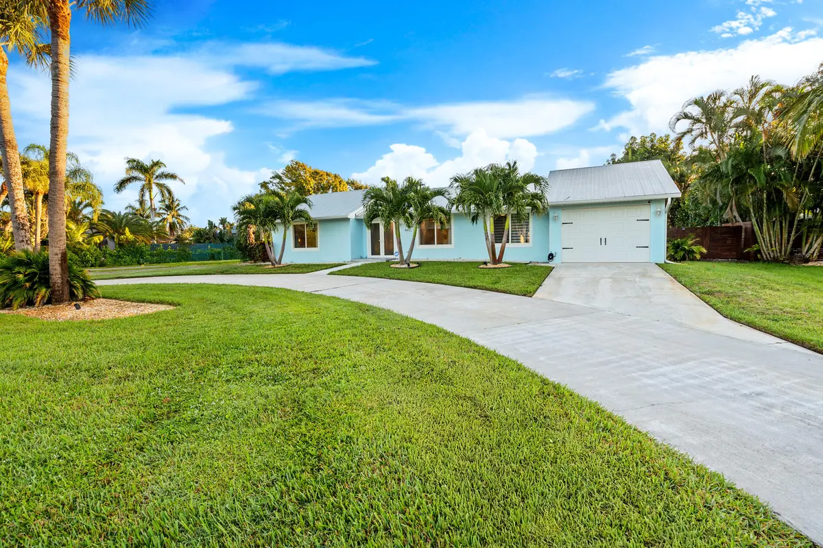 Circle Driveway & Garage at 9165 SE Yacht Club Circle, Hobe Sound