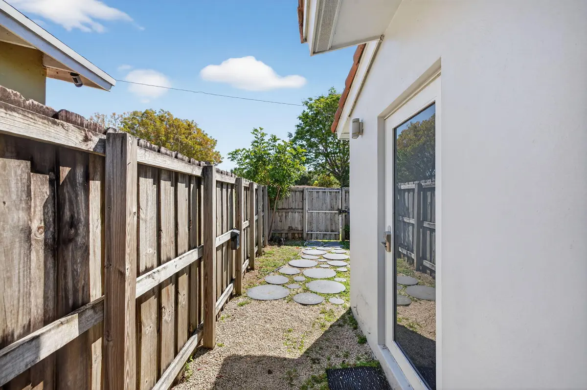 6-web-or-mls-B699A0025 at 1029 NE 9th Avenue, Fort Lauderdale