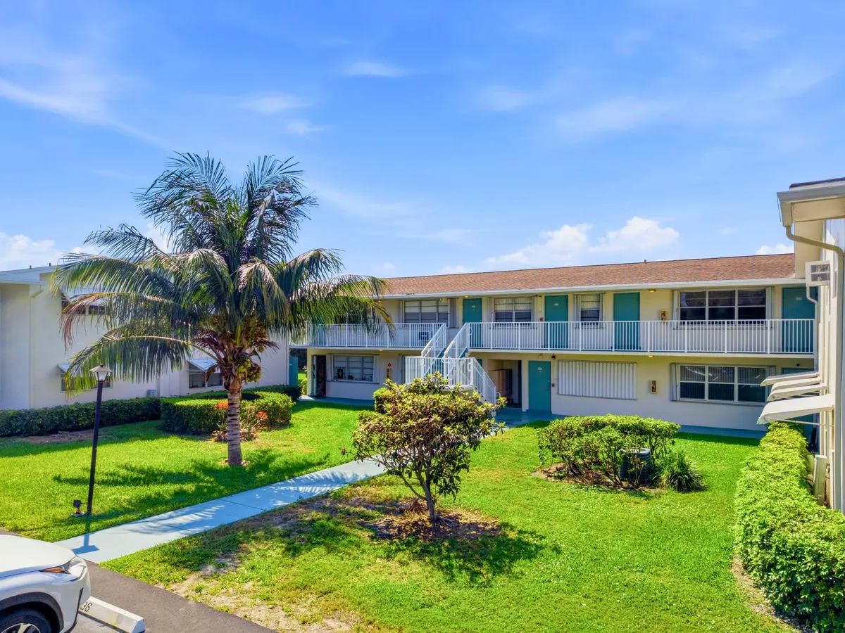 Building Front Courtyard at 480 Horizons 208, Boynton Beach