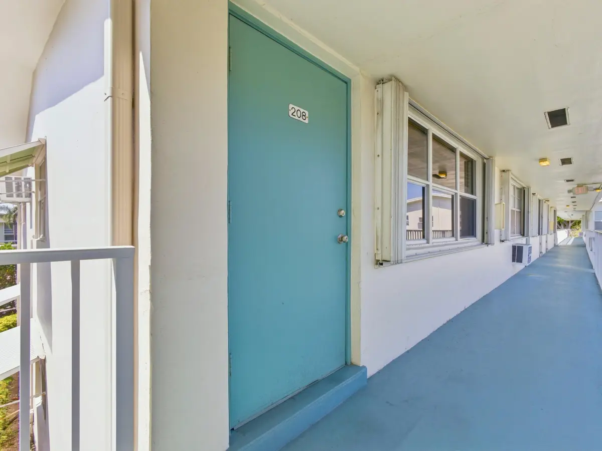 Unit Entry at 480 Horizons 208, Boynton Beach