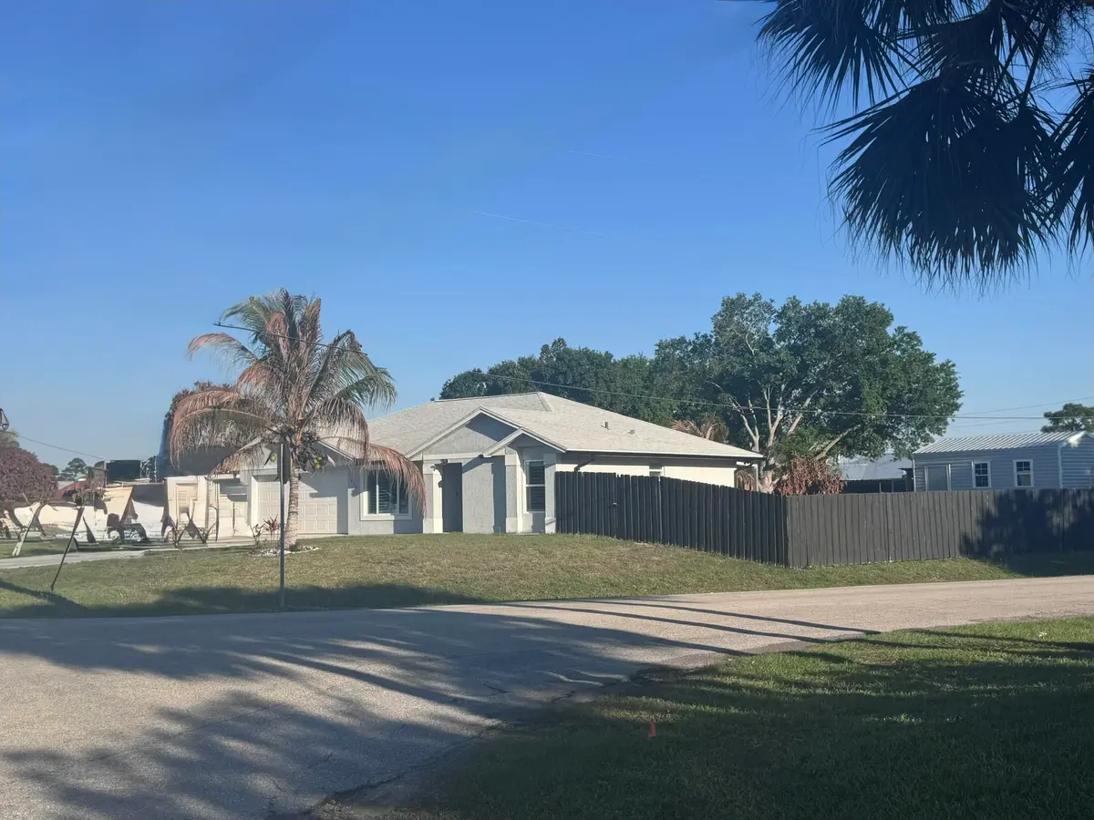 272 SW Crescent Ave at 272 SW Crescent Avenue, Port St. Lucie