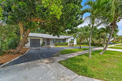 425 Greenbriar Drive, Lake Park – sold