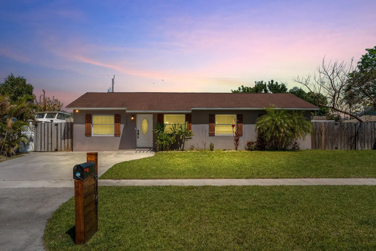 1-web-or-mls-1_smg01171.1 at 1207 Sioux Street, Jupiter