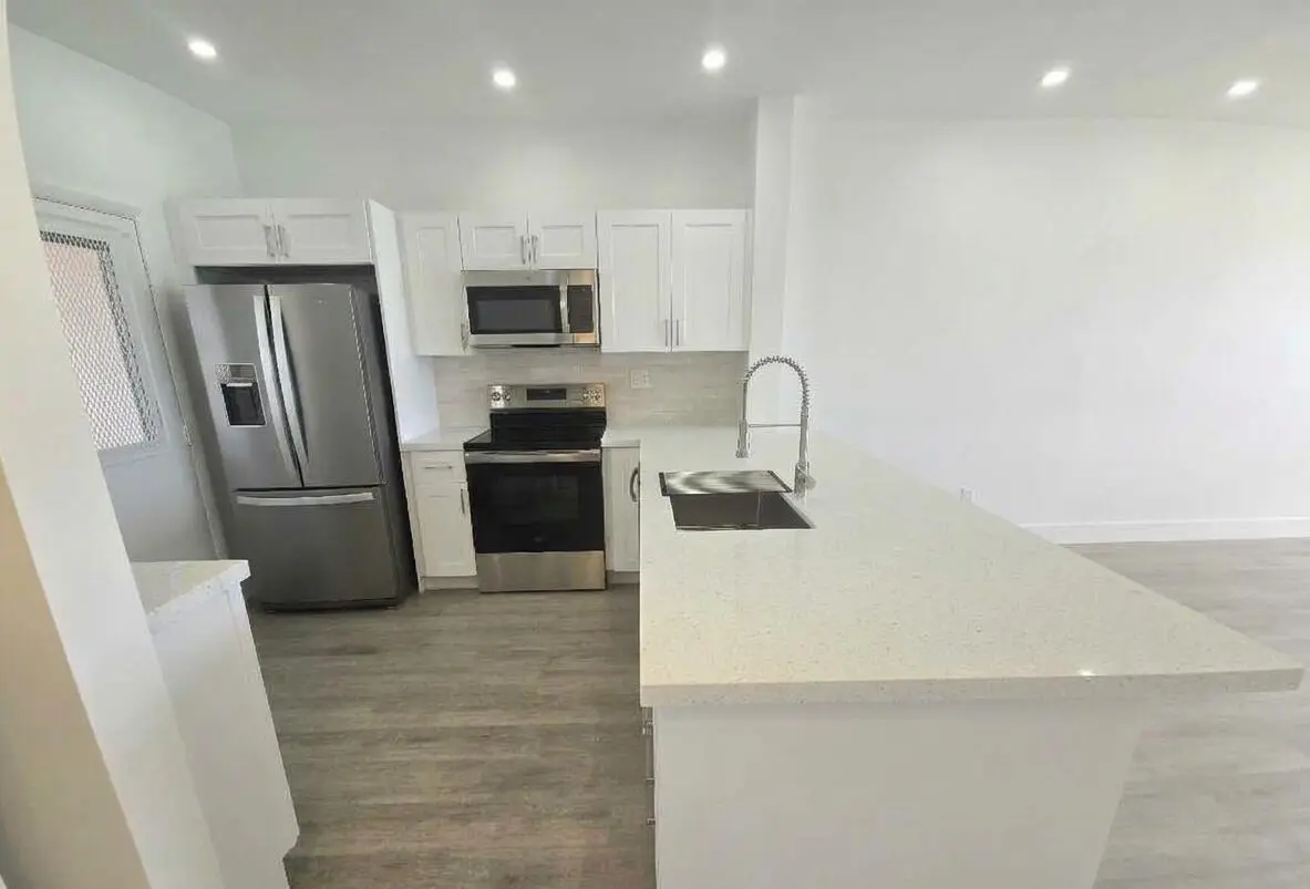 1b at 18555 NE 14th Avenue 709, Miami