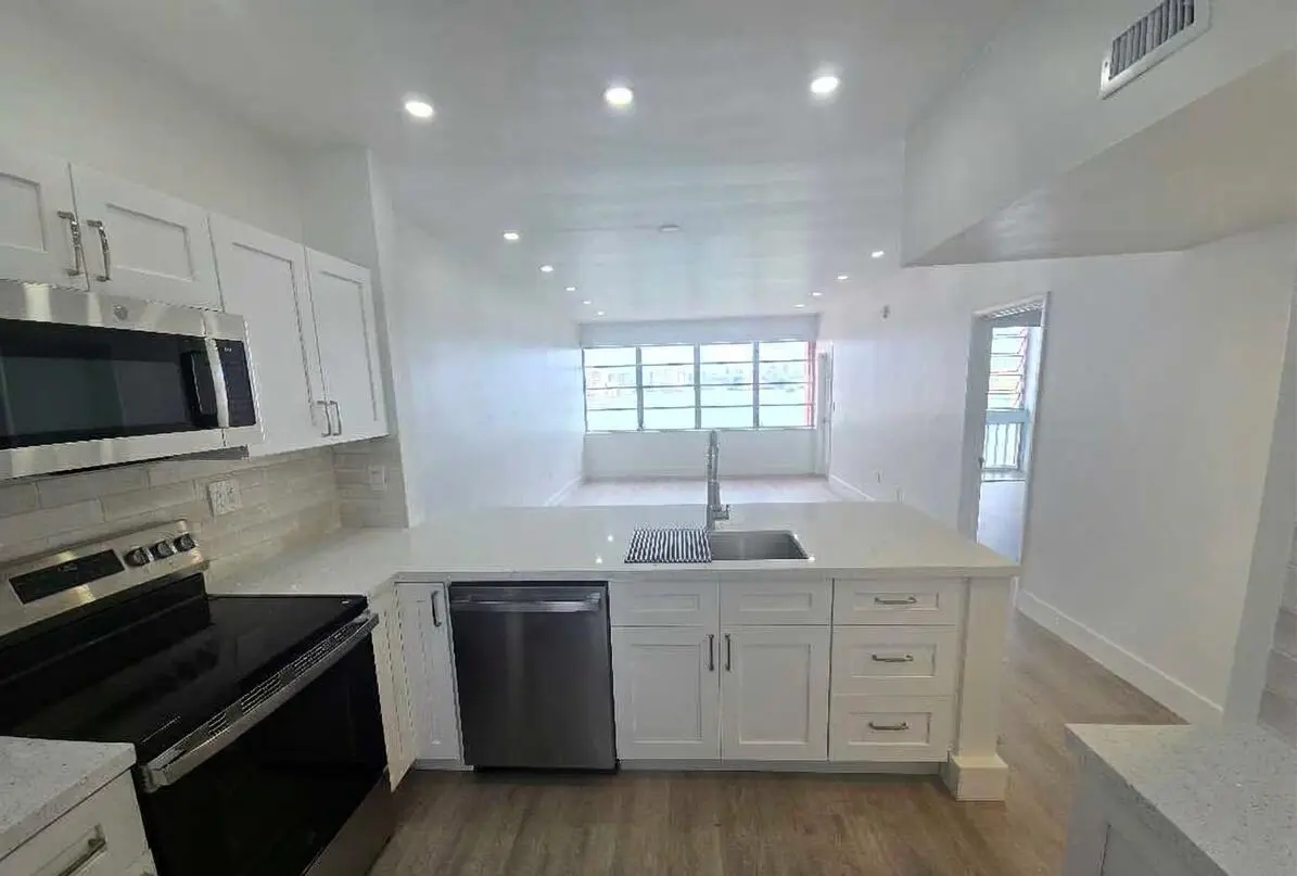 1g at 18555 NE 14th Avenue 709, Miami