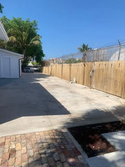 Driveway at 512 Biscayne Drive, West Palm Beach