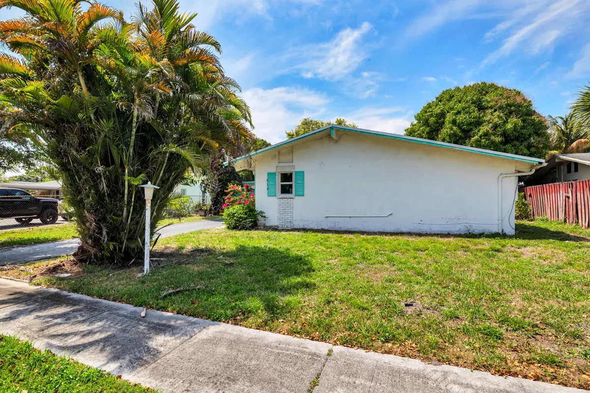 low-5 at 413 Ontario Place, West Palm Beach