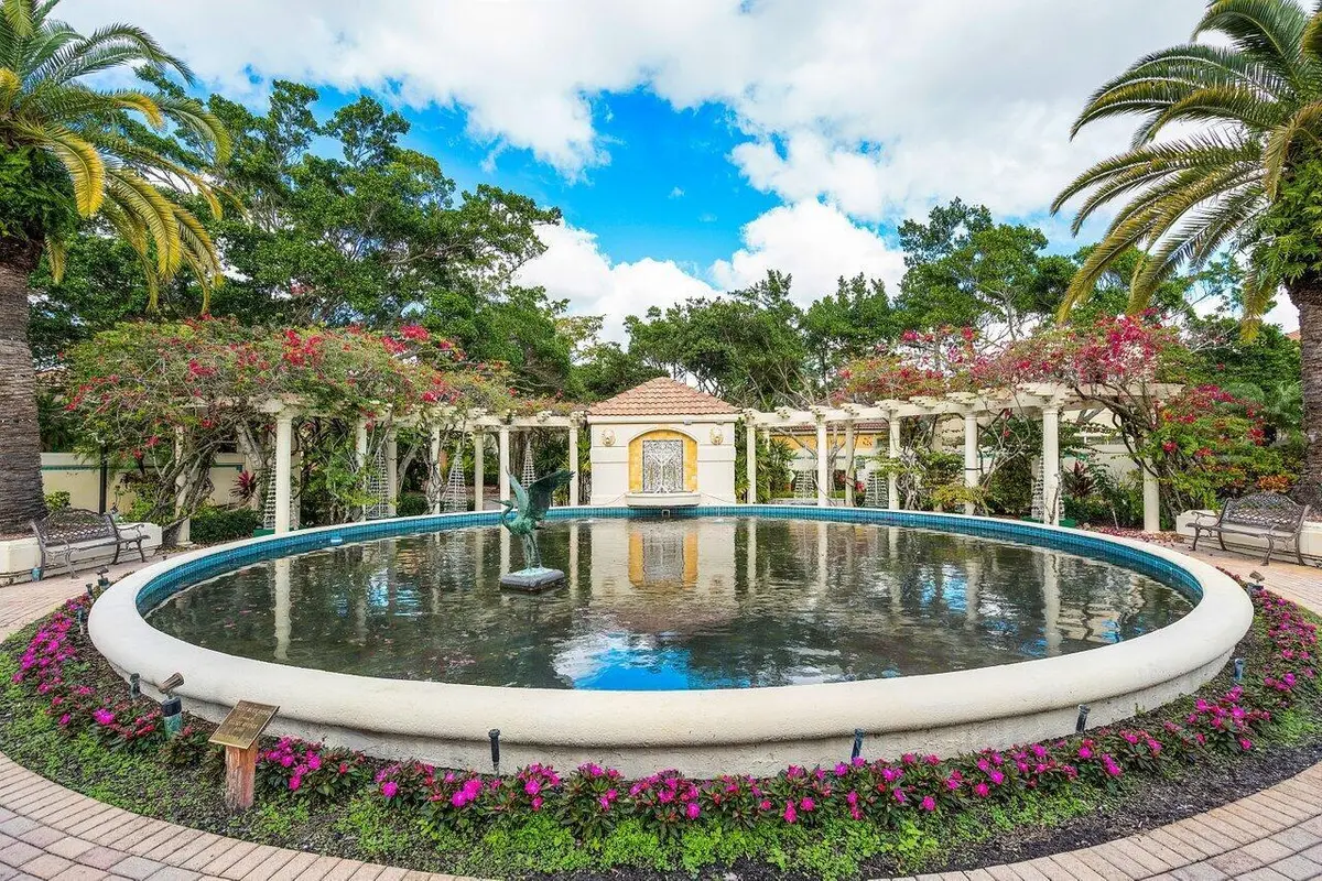 Villa D'Este Entry at 27 Via Del Corso, Palm Beach Gardens